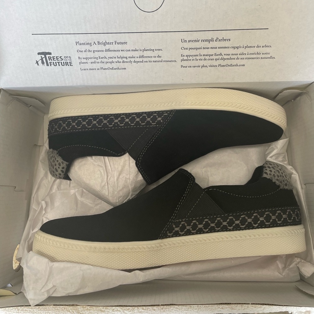 Earth Origins size 8.5 wide Black Suede Slip-ons